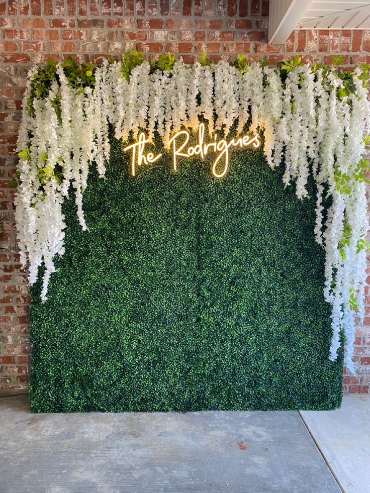 an artificial wall with white flowers and the words'the roadies'on it