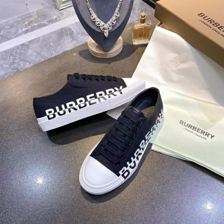 Zapatillas Louis Vuitton, Louis Vuitton Sneaker, Sport Shoes Design, Custom Sneakers Diy, Futuristic Shoes, Lv Shoes, Fresh Shoes, Soft Shoes, Casual Flat Shoes