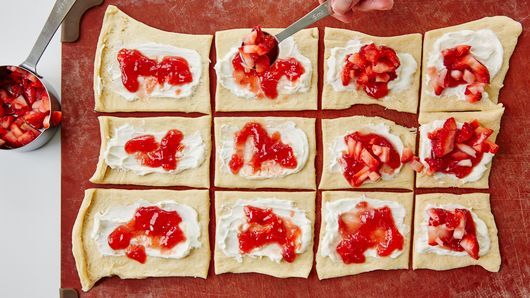 Seedless Strawberry, Crescent Roll Ideas, Strawberries Cream Cheese, Cheesecake Crescent Rolls, Crescent Roll Cheesecake, Roll Cheesecake, Crescent Dough Sheet, Strawberry Cheesecake Bites, Strawberry Pie Recipe