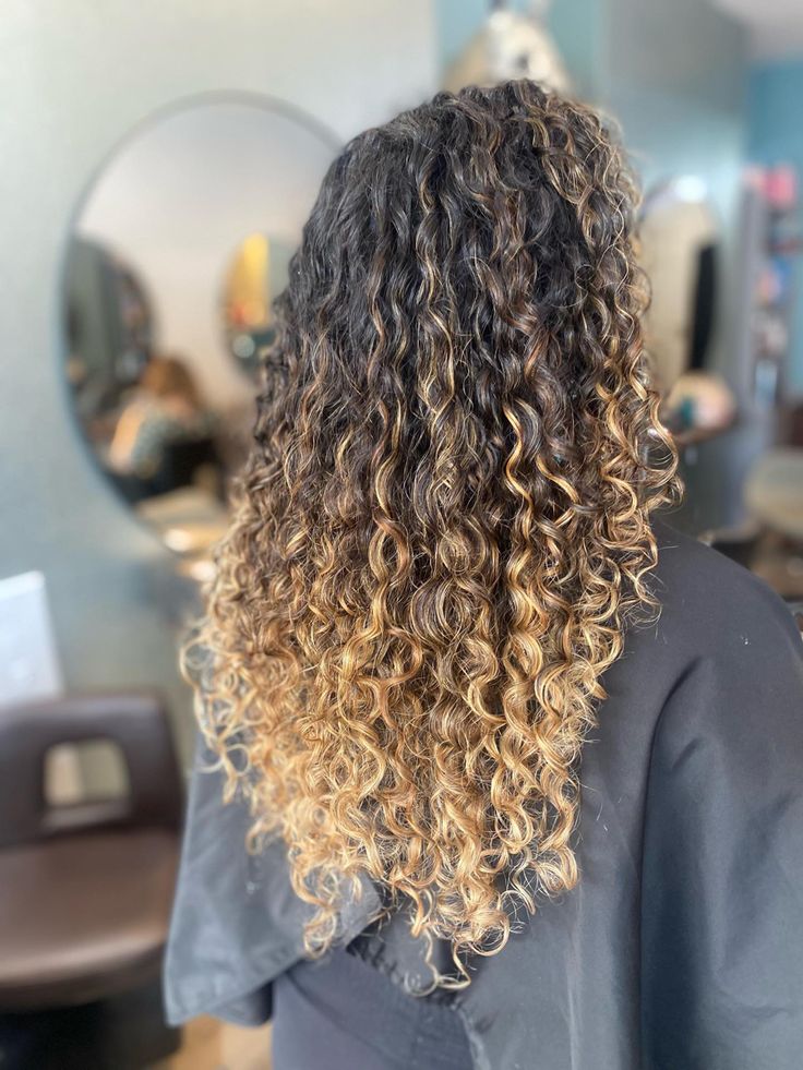 Blonde And Caramel Balayage On Dark Hair, Blonde Tips On Curly Hair, Curly Hair Ombre Blonde, Brown Curly Hair With Blonde Tips, Blonde Ombre Curly Hair Black Women, Bolyoge Hair Balayage Curly, Curly Hair With Blonde Ends, Subtle Balayage Curly Hair, Blonde Balayage On Brown Hair Curly