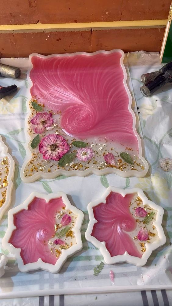 Instagram Resin Trays Ideas, Resin Diy Ideas, Resin Design Ideas, Resin Tray Ideas, Christmas Resin Ideas, Resin Craft Ideas, Resin Art Ideas, Diy Resin Wall Art, Diy Tea Party