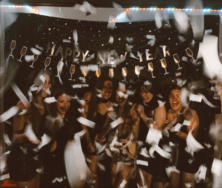 new year’s eve, nye, new year’s party, new year’s eve party, party, college, girls, girl party, college life, friendship, female friendship, bachelorette, confetti, night life Nye Group Photo, Nye Asethic, New Years Eve Asethic, New Year’s Eve Sleepover, Nye House Party Aesthetic, New Year’s Eve House Party Aesthetic, New Year’s Eve 2023, New Years Eve Sleepover, New Years Kiss Aesthetic