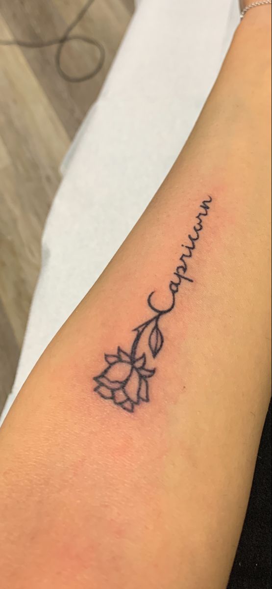 Rose with Capricorn text tattoo on wrist Capricorn Neck Tattoos Women, Capricorn Leg Tattoos Women, Tattoo Ideas For Capricorn, Capricorn Small Tattoo Ideas, Capricorn Tattoo For Black Women, Small Tattoo Ideas Capricorn, Female Capricorn Tattoo, Capricorn Symbol Tattoo For Women, Tattoo Zodiac Capricorn