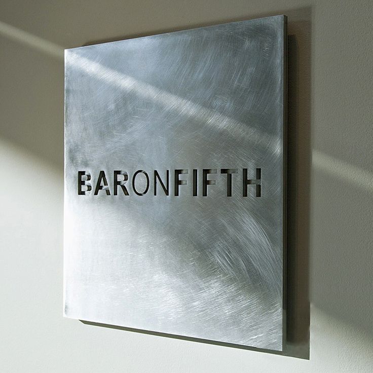 a metal sign mounted to the side of a wall that says earonfith