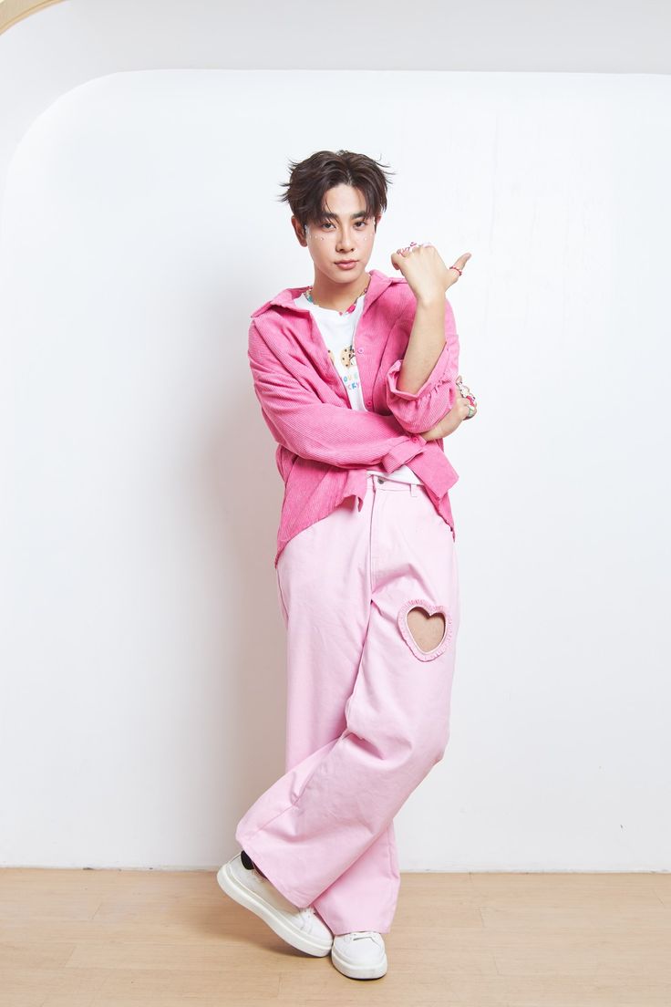 Posing For Men, Maximalism Outfit, Outfit Inspo Pink, Men Fashion Aesthetic, Poses Fun, Male Outfit, Guys Clothing Styles, Maximalism, Male Poses