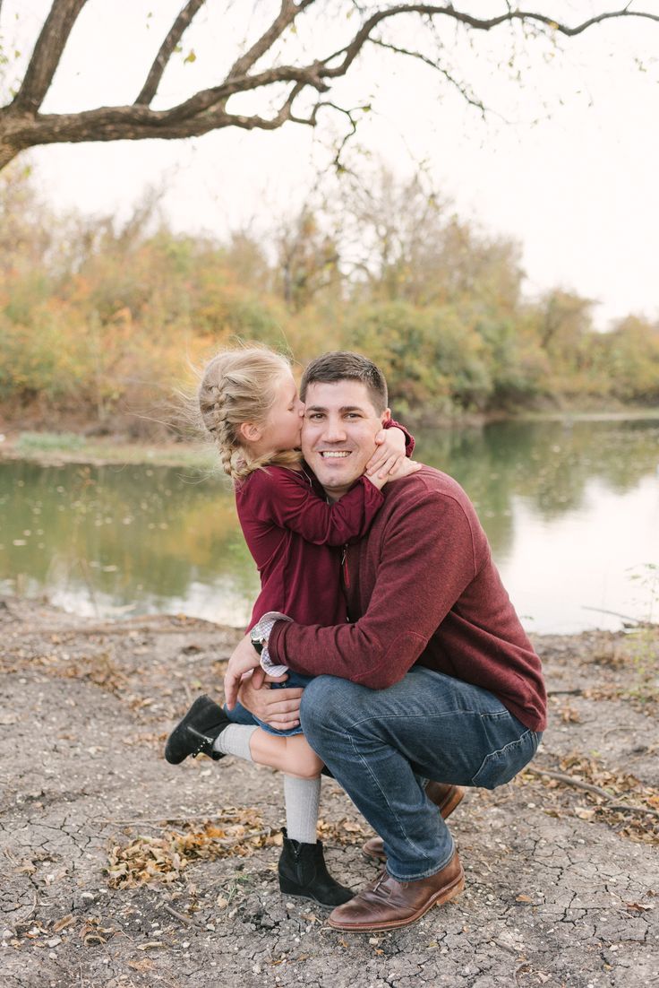 Father Daughter Photoshoot, Father Daughter Poses, Father Daughter Pictures, Fall Photoshoot Family, Father Daughter Photos, Daughter Photo Ideas, Father Daughter Photography, Daughter Pictures, Christmas Family Photoshoot