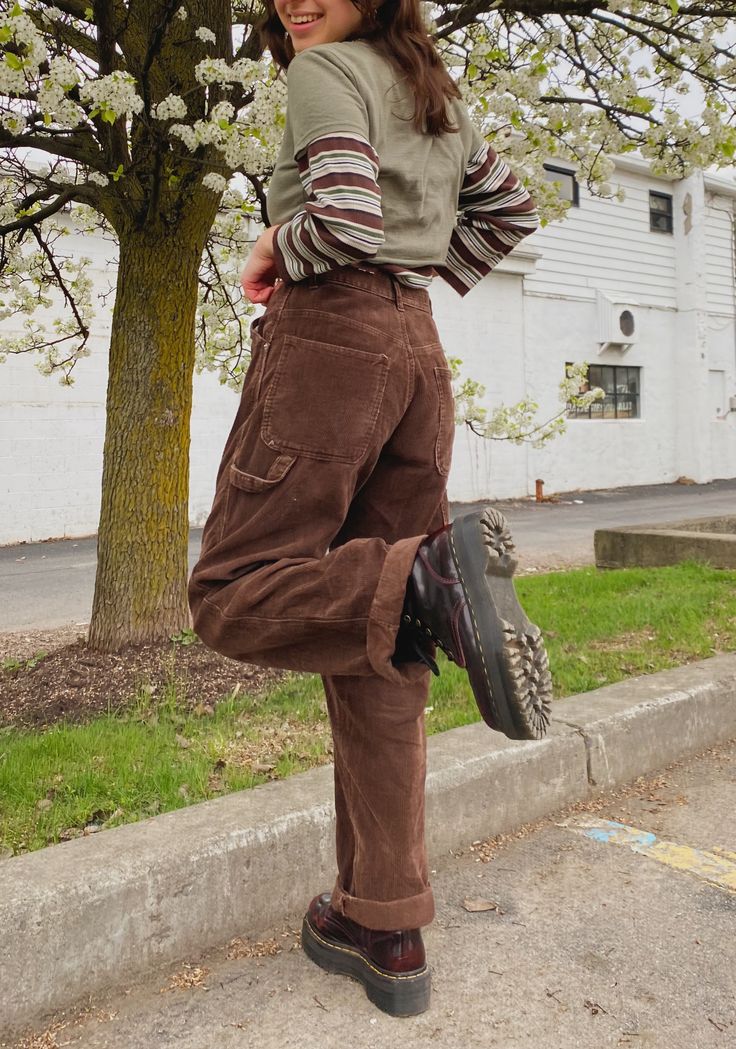 Brown Pants Outfit, Corduroy Pants Outfit, Doc Martens Outfit, Bermuda Jeans, Indie Aesthetic, Brown Pants, Indie Outfits, Swaggy Outfits, Inspiration Mode