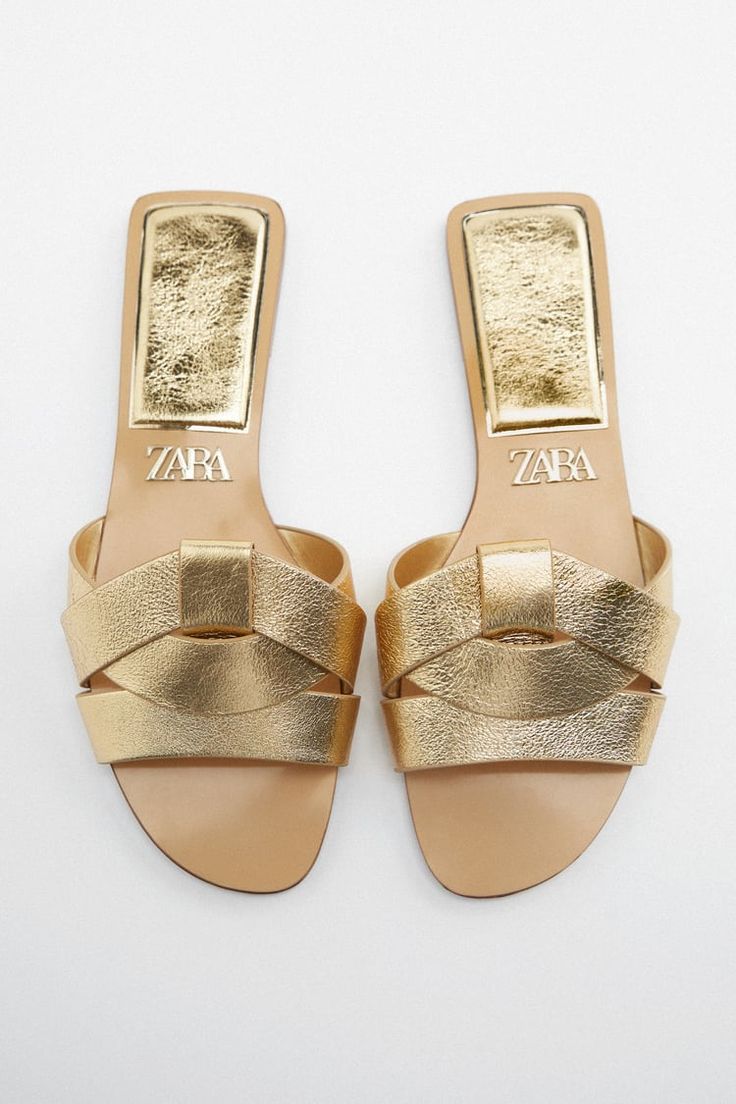 Gold Sandals Outfit, Classy Sandals, Gold Flat Sandals, Zara Sandals, Gold Slides, Look Jean, Zara Gold, Slider Sandals, Elegant Sandals