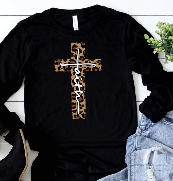 Leopard Vinyl Shirt Ideas, Cheetah Vinyl Shirt Ideas, Diy Christian Shirts, T Shirt Design Ideas Creative Diy, Fall T Shirt Design Ideas, Htv Shirt Ideas, Christian Shirt Ideas, Fall T Shirts, Circuit Shirts