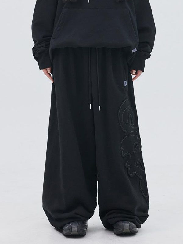 These casual sweatpants are detailed with Shadow theme logo applique. It's constructed without side seam for comfortable wear.- Elasticated drawstring waistband- Two front welt pockets with point logo label- Two back patch pockets- Logo applique at side and back- Adjustable drawcord and stopper at hem- Relaxed fit- Unisex wear- Tentar and tumble washing- Applique edge may be frayed naturally after washing and wear but it's not defect Streetwear Cotton Pants With Logo Detail, Cotton Streetwear Pants With Logo Detail, Solid Color Streetwear Sweats With Drawstring, Streetwear Athleisure Pants With Logo Detail, Solid Color Sweats With Drawstring For Streetwear, Solid Sweats With Drawstring For Streetwear, Athleisure Streetwear Pants With Logo Detail, Athleisure Pants With Logo For Streetwear, Sporty Streetwear Pants With Logo