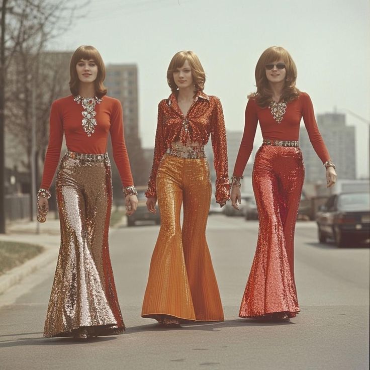 60 Disco Party Outfit, 1970s Aesthetic Disco, Disco Fashion 70s Vintage Photos, 70s Performance Outfits, 70s Pop Star Outfit, 60s Disco Aesthetic, 70 Disco Aesthetic, 70s Christmas Party Outfit, 1970s Halloween Costumes