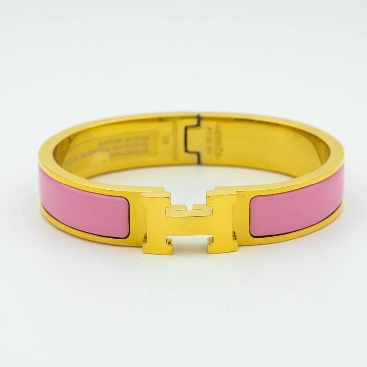 The H PINK BRACELET is a stylish and versatile addition to any wardrobe. Crafted with quality materials, this bracelet is both durable and elegant. Enhance your outfit with a touch of pink and enjoy the compliments that come with it. ADDITIONAL INFORMATION Color:Silver, Gold, Pink Gold Stone:no Ref.H700001G06WGM Material:- 925 Sterling Silver - 18k Gold Plated- 18k Real Gold ( contact us via instagram) Width: 11.2 mm Size : 17, 19 Our replica products are committed to quality and color when used