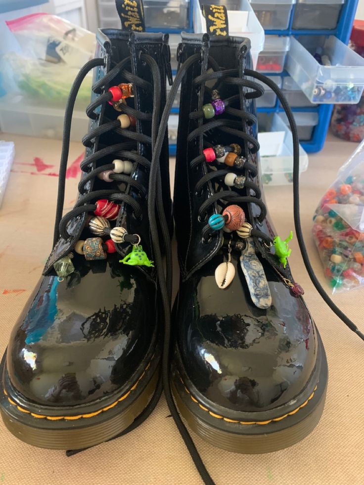 Doc Martens Beads, Customized Doc Martens, Mode Shoes, Estilo Hippy, Shoe Inspo, Shoe Charms, Doc Martens, Suho, Look Cool