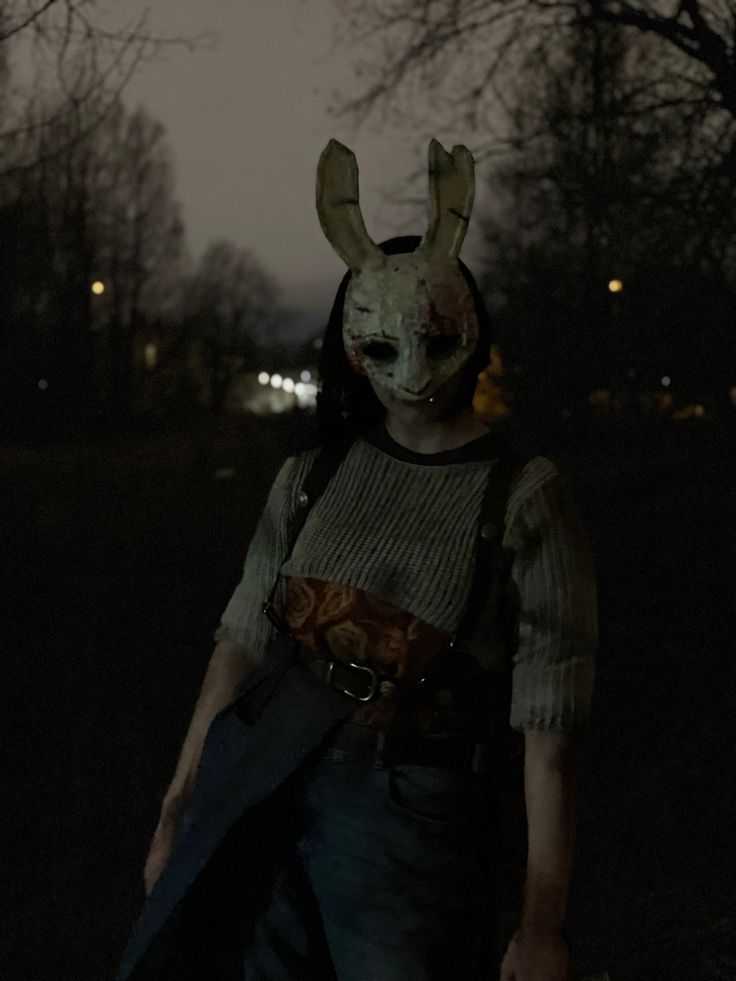 dead by daylight huntress cosplay in dark area with some bushes and trees The Huntress Dbd Cosplay, Halloween Costumes Video Games, Dbd The Huntress, Huntress Dead By Daylight, Dead By Daylight Huntress, Dead By Daylight Cosplay, Dbd Cosplay, Huntress Dbd, Huntress Cosplay