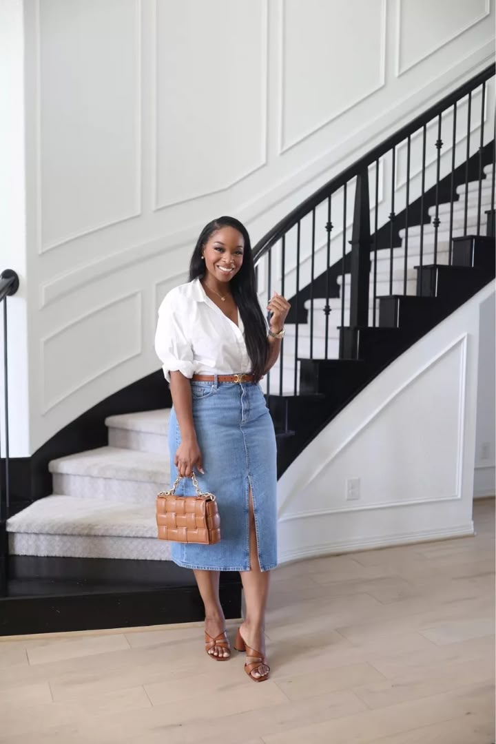 Fashion Staples Inspo | Curvy Girl Magic Ideas | Seasonal Style Tips | Classic Clothing Essentials Denim Skirt Outfit Spring, Spring Skirt Outfits, Curvy Casual Outfits, Denim Skirt Fashion, Jean Skirt Outfits, Fashion Staples, Chic Dress Classy, Denim Skirt Outfits, Constantly Evolving