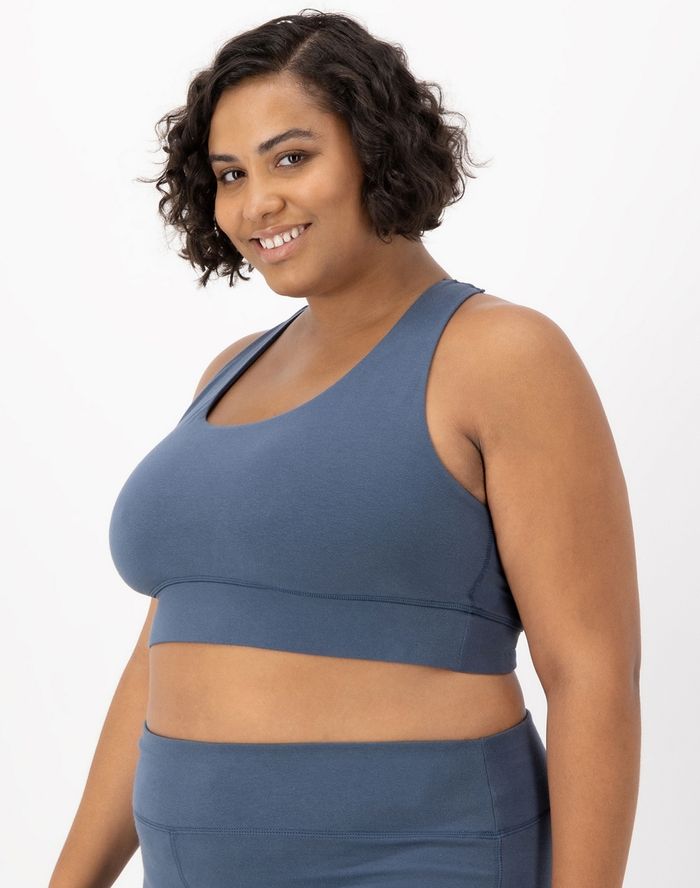 BASICS THAT ARE FAR FROM BASICWhether you're at the yoga studio or just hanging out, this Hanes Originals women's longline bralette will keep you comfortable all day long. Crafted from a soft and stretchy cotton blend, this pullover style offers a Bra Deals, Trainers Girls, Wireless Sports Bra, Toddler Tops, Top Baby Products, Plus Size Bra, Short Leggings, Tall Women, T Shirt Bra