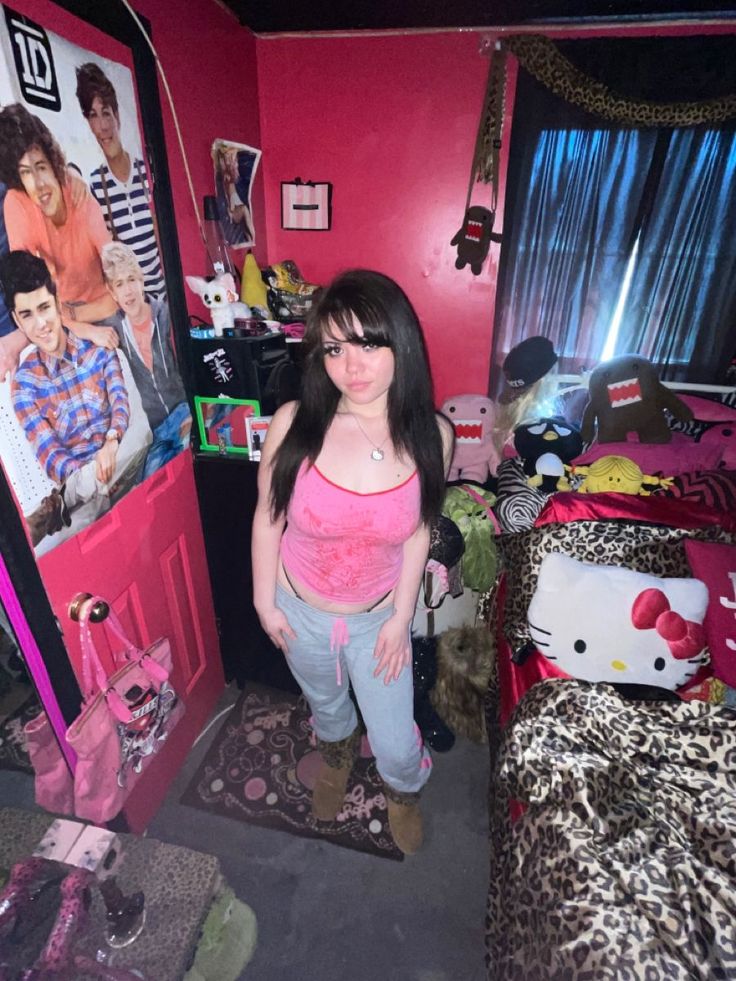 2000s Dorm Room Aesthetic, Me In My Room At 3 Am, Ayesha Ericota Style, 2000s Older Sister Aesthetic, Trashy 2000s Aesthetic Room, Bimbocore Room, Trashy Bedroom, 2000 Room Aesthetic, Y2k Pink Room