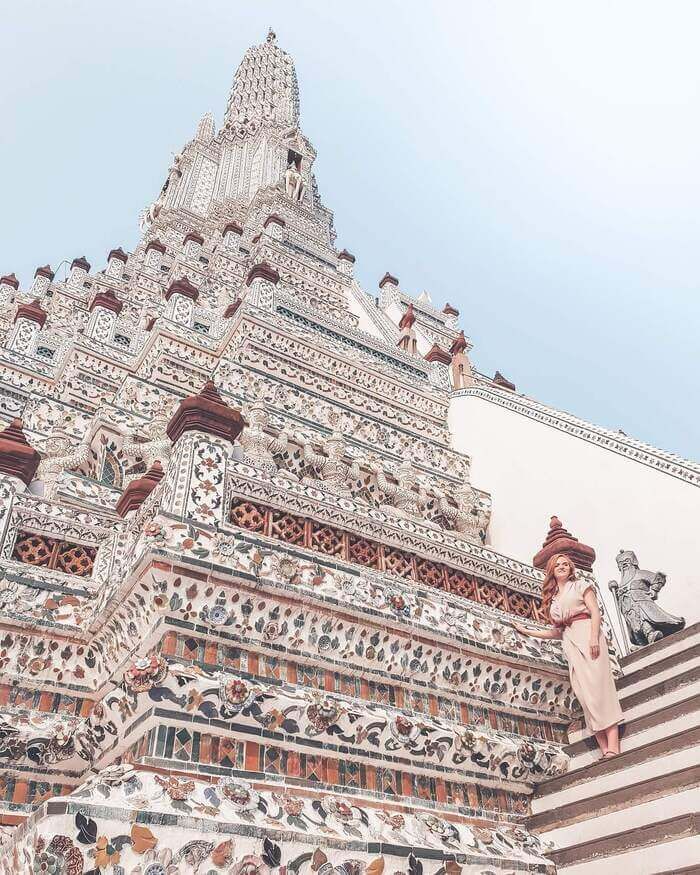 girl walking down steps at wat arun in bangkok, thailand Long Neck Tribe, Wat Benchamabophit, Travel Photography Aesthetic, Temple Visit, Wat Rong Khun, Overnight Train, Marble Temple, Khao San Road, James Bond Island