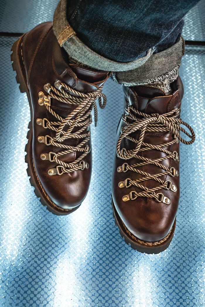 Hiker Boots Outfit, Mens Winter Boots Fashion, Hiking Boot Outfit, Boots Outfit Men, Best Hiking Boots, Retro Backpack, Kicks Shoes, Mountaineering Boots, Hiking Fashion