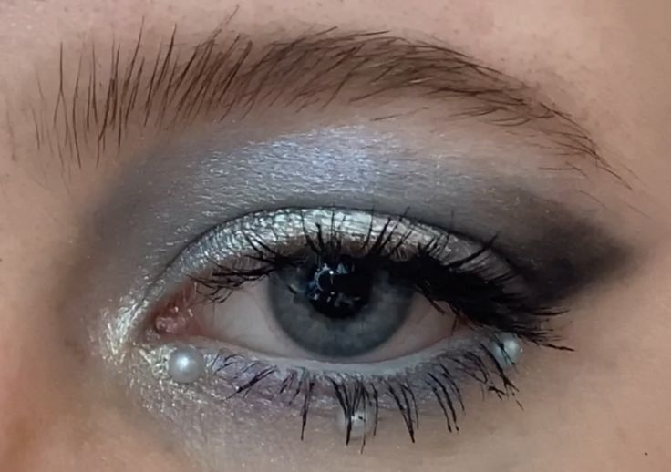 #makeup #makeuptutorial #blue #blueaesthetic #ootd #glitter #pearl #eyeshadow Glittery Blue Eyeshadow, Blue Pearl Makeup, Dark Blue Eye Makeup, Pearl Eyeshadow, Dark Green Prom Dresses, Light Eye Makeup, Concert Makeup, Grey Makeup, Dark Blue Eyes