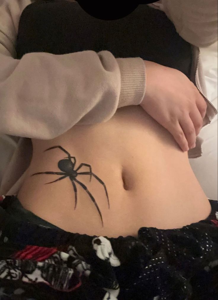 spider tattoo hip placement Henne Tattoo, Tato Minimal, Waist Tattoos, Tattoos Infinity, Grunge Tattoo, Tasteful Tattoos, Tattoos Geometric, Spider Tattoo, Tattoos For Black Skin