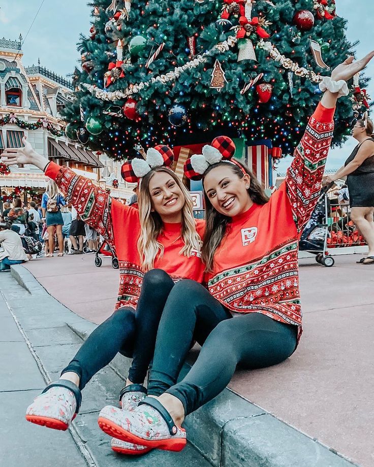 Disney World Christmas Outfit, Disneyland Christmas Outfit, Disney Christmas Outfits, Disney Ootd, Disney Picture Ideas, Disney Gear, Disney Wear, Bff Pics, Disneyland Christmas