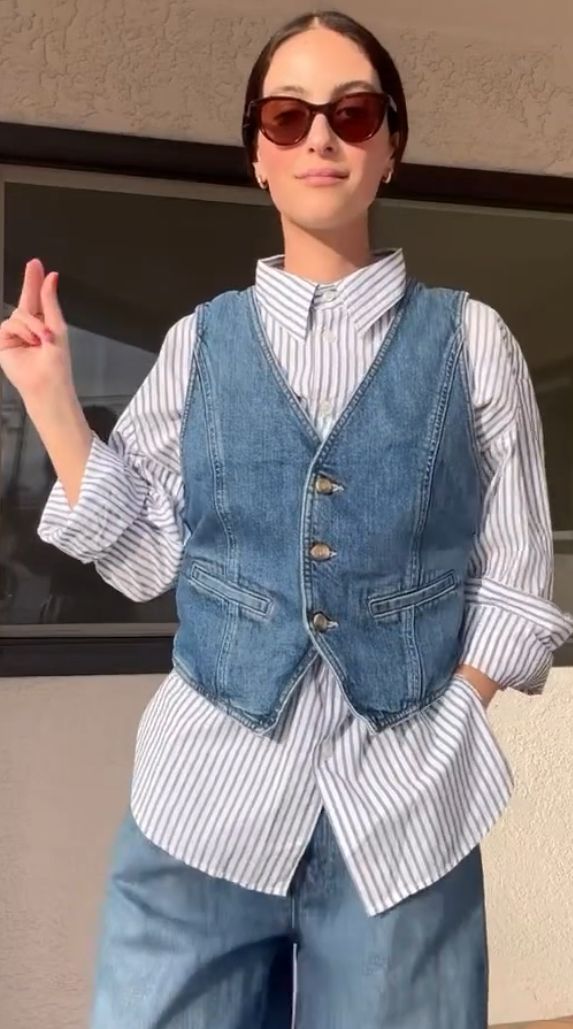 Blue Waistcoat Women, Blue Jean Vest Outfit, Vest Jeans Outfit, Denim Waistcoat Outfit Woman, Waistcoat Outfit Women, Jean Vest Outfits, Outfits 30s, Gilet Outfit, Denim Vest Outfit