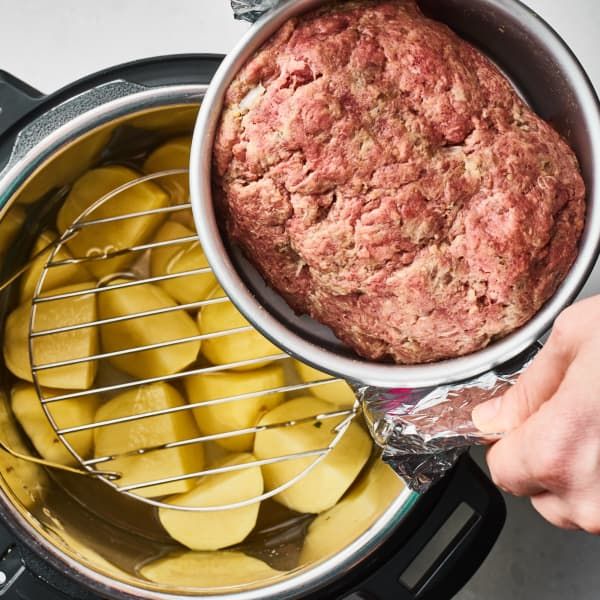 Meatloaf Potatoes, Meatloaf And Mashed Potatoes, Quick Cooker Recipes, Instant Pot Meatloaf, Pot Accessories, How To Cook Meatloaf, Instant Pot Ideas, Recipe Instant Pot, Ninja Foodi Recipes