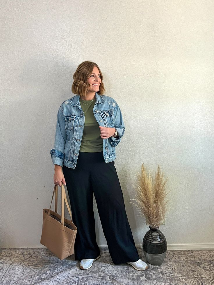 Curvy Stomach Outfit, Wide Leg Pants Outfits Plus Size, Black Trousers Outfit Plus Size, Curvy Denim Outfit, Chunky Women Outfits, Casual Palazzo Pants Outfit, Short Midsize Body Outfits, Winter Outfits Wide Leg Pants, Casual Thanksgiving Outfits Plus Size