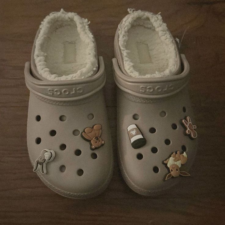 Crocs Decorations, Croc Aesthetic, Croc Decorations, Crocs With Charms, Black Crocs, Crocs Fashion, Crocs Jibbitz, Cute Slippers, Normal Girl