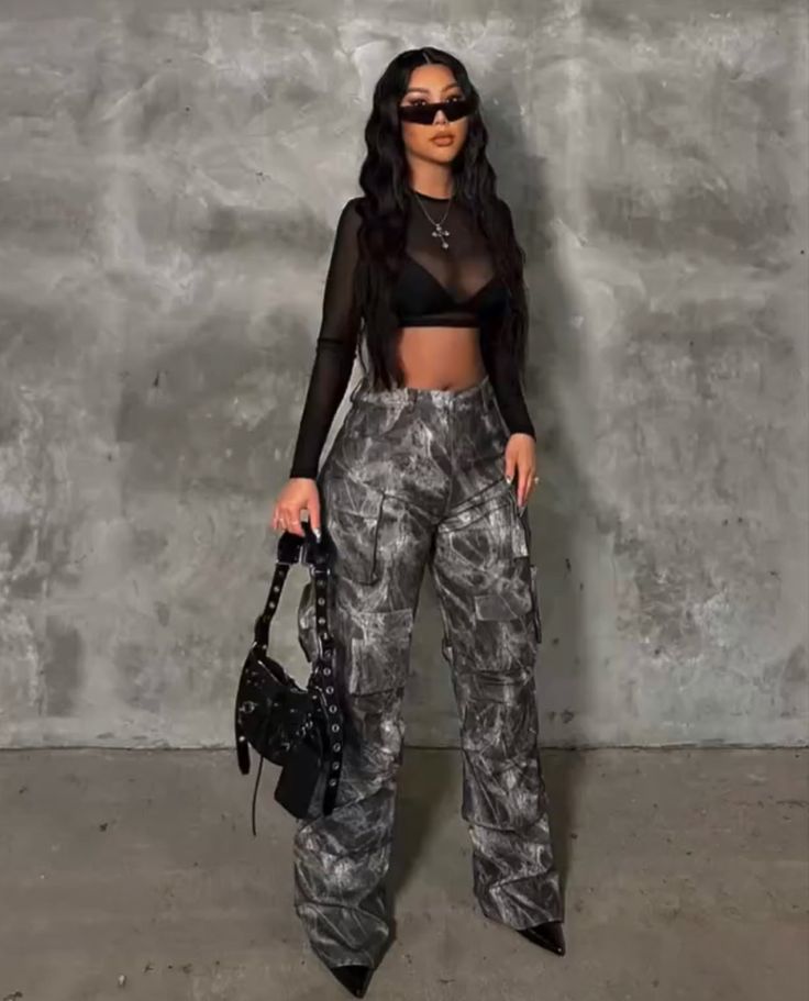 Dreamville Outfit Ideas, Hip Hop Chic Outfits, Bay Area Concert Outfits, Concert Birthday Outfit, Streetwear Fashion Women Classy, Concert Outfit Ideas Megan Thee Stallion, Designer Concert Outfits, Drake Concert Outfits Ideas, Old School Reggaeton Outfits