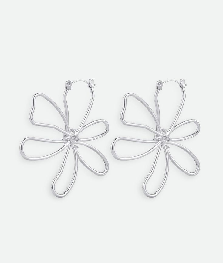 Add a touch of retro whimsy to your outfit with these Niche Design Minimalist Metal Lines Flower Earrings. The unique design and playful metal lines give off a sense of fun and personality. Perfect for any quirky fashionista! Valentina Rose, Jewlery Rings, Flower Earrings Gold, Silver Flower Earrings, Line Flower, Design Minimalist, Bead Charm Bracelet, Charm Rings, Niche Design