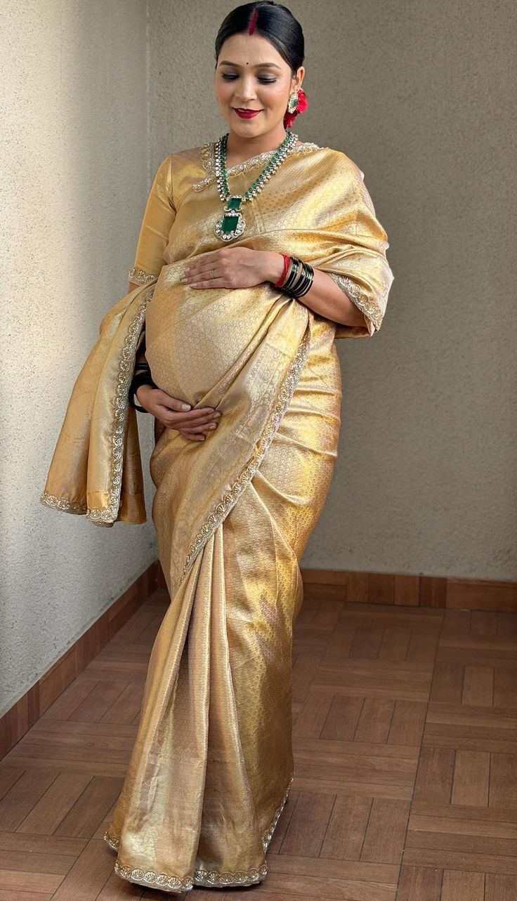 Pregnant Women In Saree, Pregnancy Saree Style, Indian Baby Shower Outfit, Baby Shower Looks For Mom Indian, Indian Baby Shower Outfit For Mom, Baby Shower Saree Indian, Maternity Shoot In Saree, Pregnancy Outfits Indian, Indian Maternity Wear