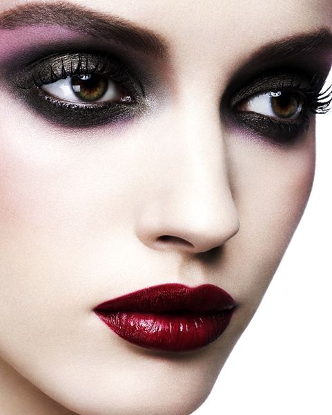 Evil Queen Makeup Look Evil Queen Makeup, Dark Smoky Eye, Dark Smokey Eye, Queen Makeup, Purple Eyeshadow, Dark Makeup, Red Lip, Purple Eyes, Fantasy Makeup