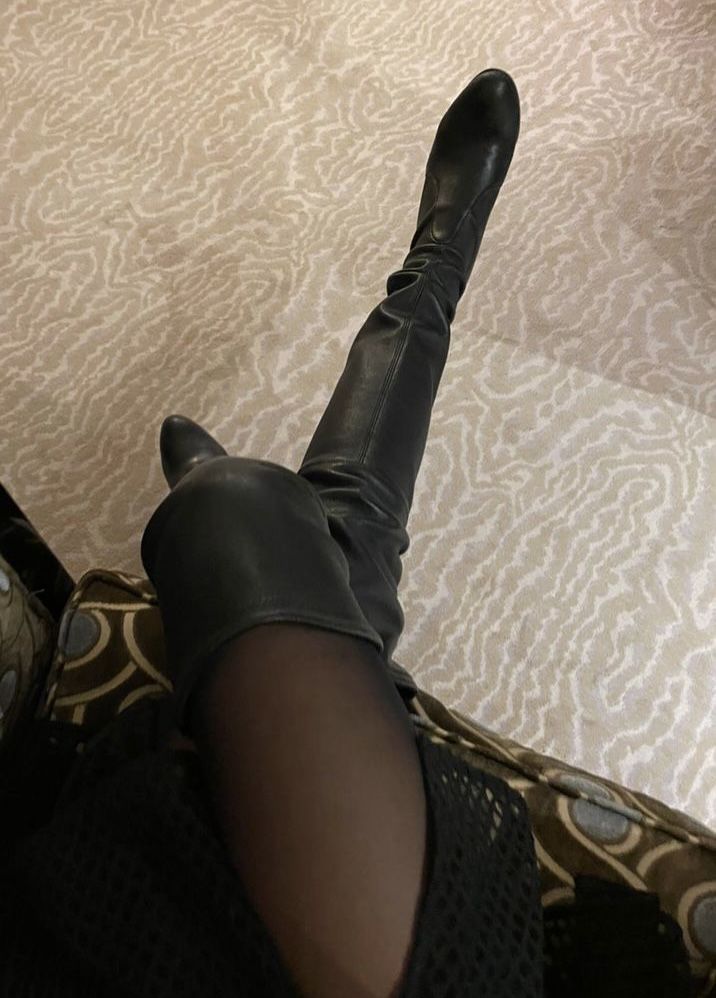 Tall Black Boots Aesthetic, Knee Boots Aesthetic, Black Boots Aesthetic, Heel Ideas, Thigh High Black Boots, Boots Selfie, Boots Aesthetic, Boots 2023, Leather Thigh High Boots