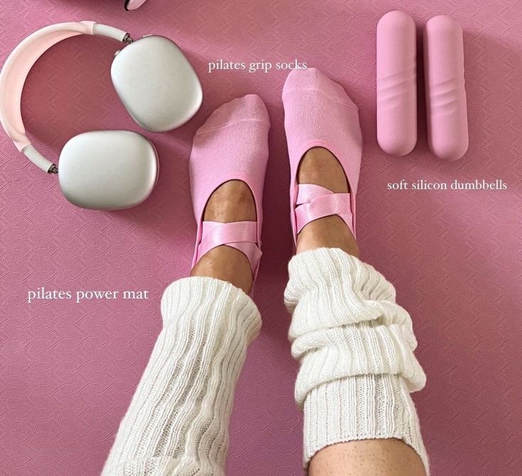 Barre Aesthetic, Workout Barbie, Summer Workout Outfits, Ballerina Outfit, Gymwear Outfits, Pilates Socks, Pink Gym, Pink Pilates, Fitness Wear Outfits