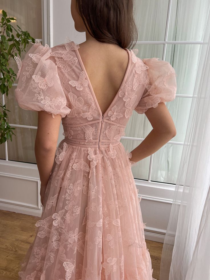 Feminine Floral Applique Wedding Dress, Spring Gala Gown With Lace Bodice, Delicate Fitted Dress With Sweetheart Neckline, Elegant Tulle Dress With Lace Patchwork, Feminine Lace Gown With Lace Bodice, Feminine Lace Bodice Gown, Feminine Lace Evening Dress For Gala, Delicate Fitted Evening Dress, Lace Evening Dress With Floral Applique