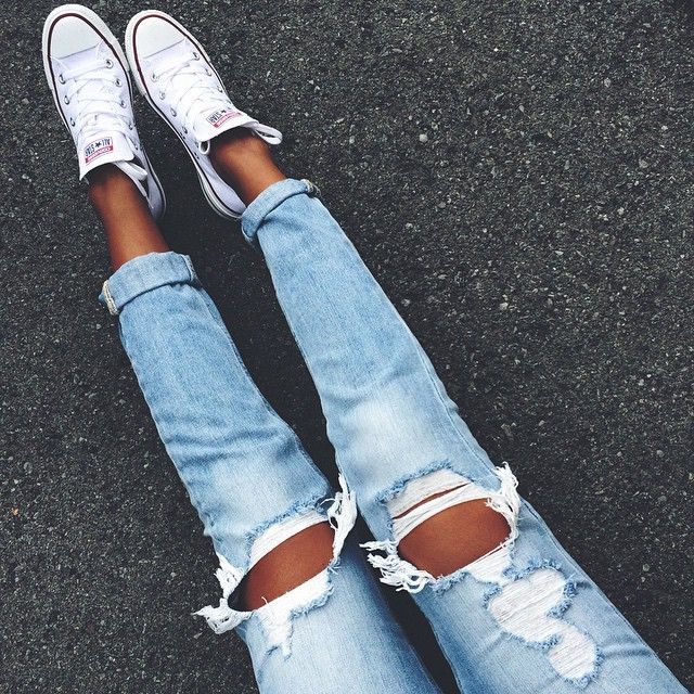 ripped jeans + chuck taylors #converse Jeans Outfit, Ripped Jeans, Passion For Fashion, Chuck Taylors, Boyfriend Jeans, All Star, Style Me, What To Wear, Winter Fashion