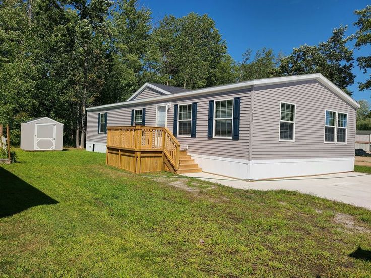 a mobile home sits in the middle of a yard