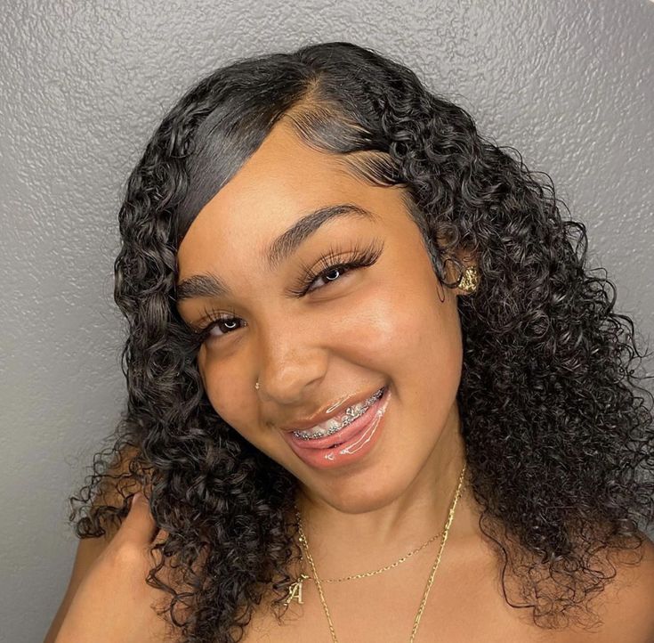 Slicked Side Part Curly Hair, Slick Side Part Hair Down Curly, Slicked Side Part Hair Down, Middle Part Natural Hairstyles, Side Slick Bun, Slick Side Part Bun, Bun Tricks, Short Natural Curls Hairstyles, Slick Side Part