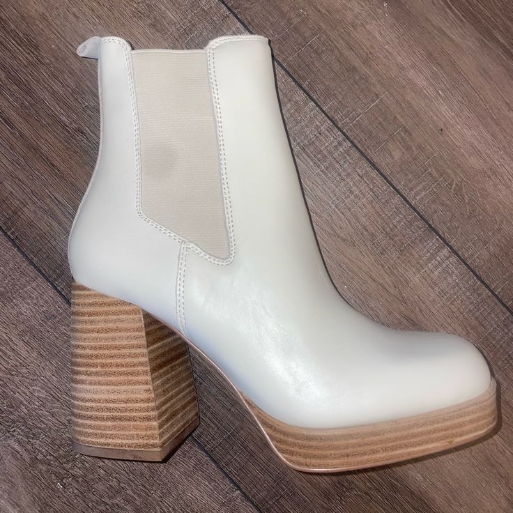 Steve Madden “Expect Bone Leather” Booties -White / Cream Leather -Wooden Heel -Never Worn -Size Women’s 7 -Perfect Bootie For Day / Going Out / Occasion Open Toed Booties, Velvet Ankle Boots, Chunky Heel Ankle Boots, Shoes Steve Madden, Steve Madden Boots, Black Suede Boots, Black Leather Ankle Boots, Wooden Heel, Womens Boots Ankle