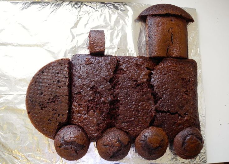 a chocolate cake shaped like a train on tin foil