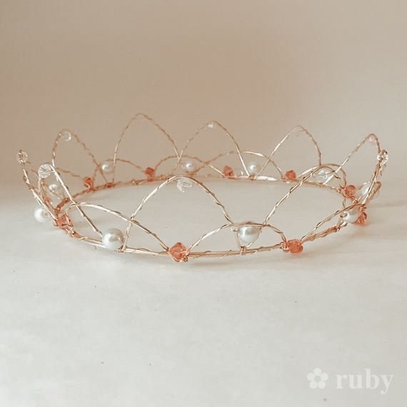 How To Make A Wire Crown, Diy Fantasy Crown, Diy Wire Tiara, Wire Crown Diy, Wire Crown Tutorial, Homemade Tiara, How To Make A Crown, Diy Tiaras And Crowns, Diy Wire Crown