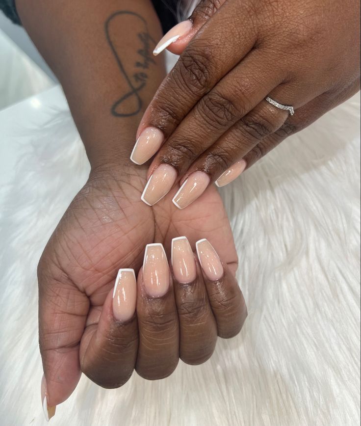 Nail Designs Outline, White Outline Nails, Nude Nails With White Lines, Outline Nail Design, Nails Inspiration Minimalist, Outline Nail Art, Outline Nails Design, Outline Nails, Nail Art White