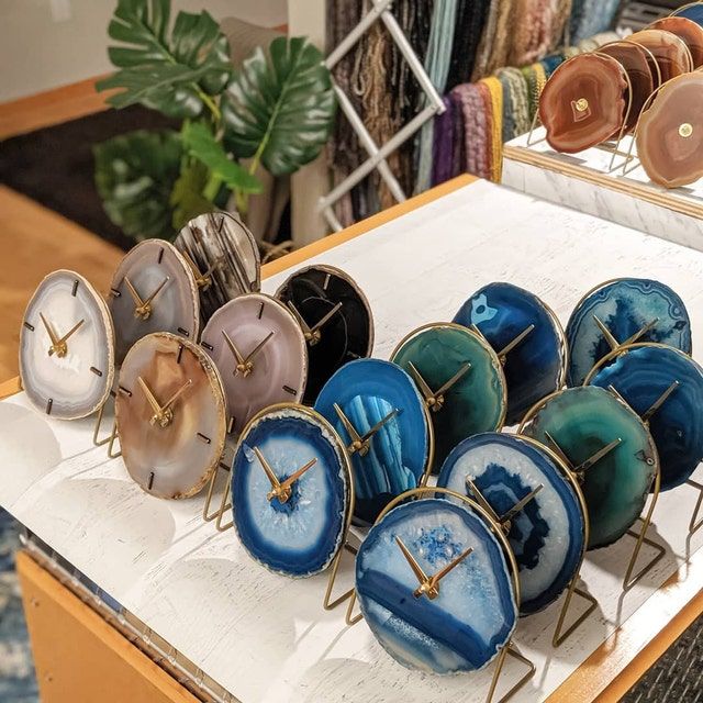 there are many different colored clocks on the table