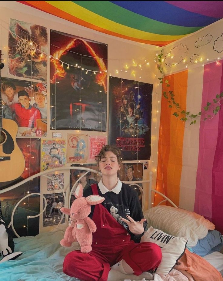 pretty handsome cute room aesthetic plushies love pride lesbian lgbtq posters overalls curly hair short hair Enid Bedroom, Gay Bedroom, Cute Room Aesthetic, Aesthetic Plushies, Gay Room, Cute Room, Cute Bedroom Ideas, Pinterest Room Decor, Pretty Bedroom