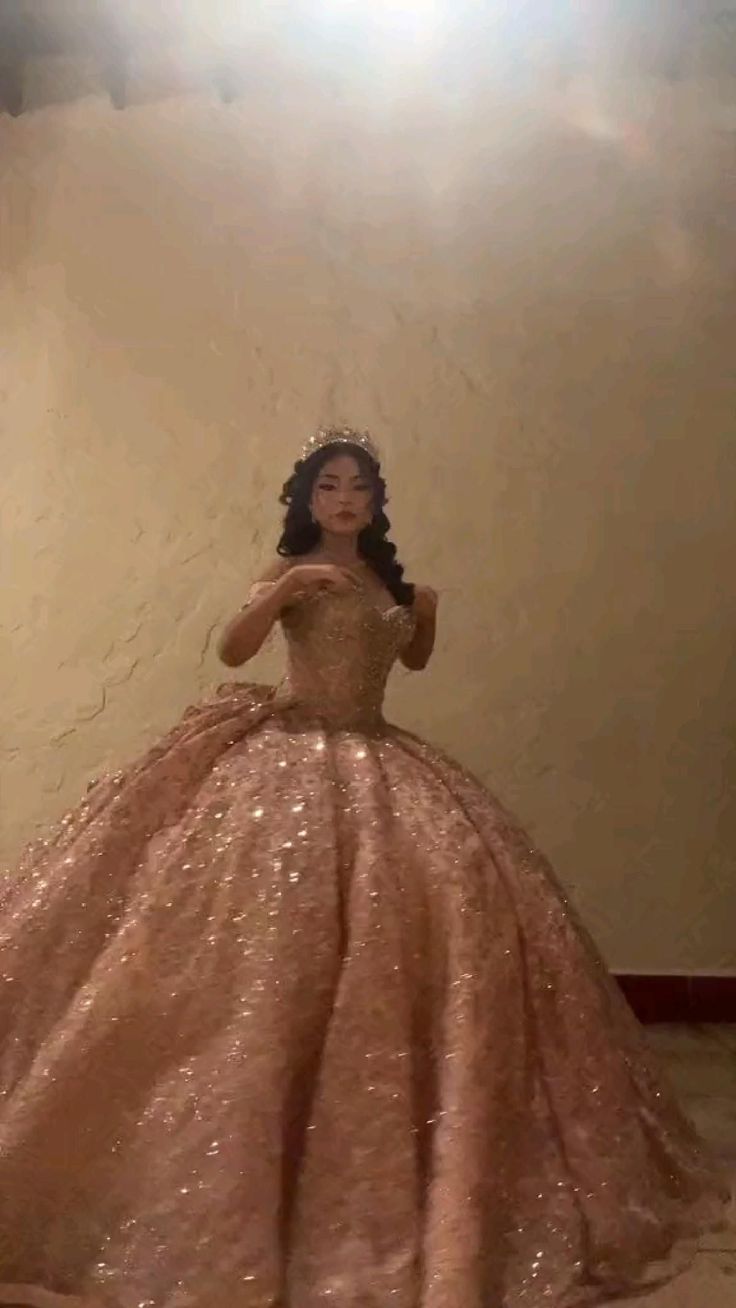 Quince Dresses Champagne, Black Quince, Charro Quince, Xv Dresses, Sweet 15 Party Ideas Quinceanera, Quinceanera Pink, Green Quince, Quinceanera Dresses Gold, Mexican Quinceanera Dresses