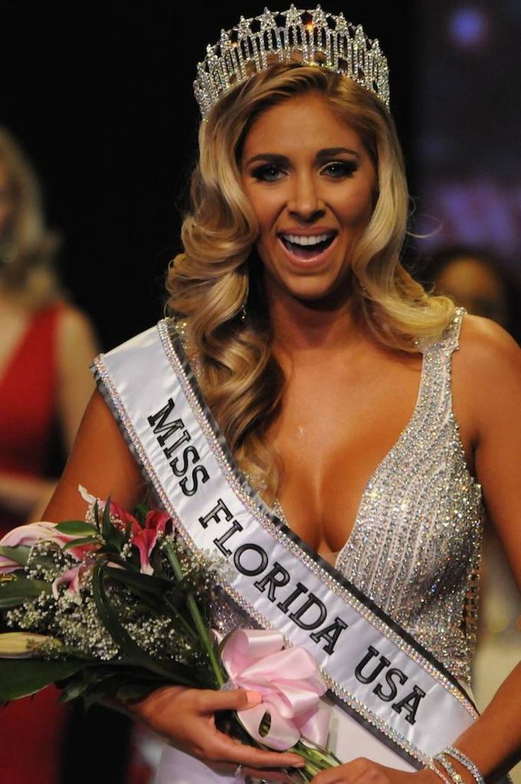 the miss florida usa contestant smiles as she holds flowers