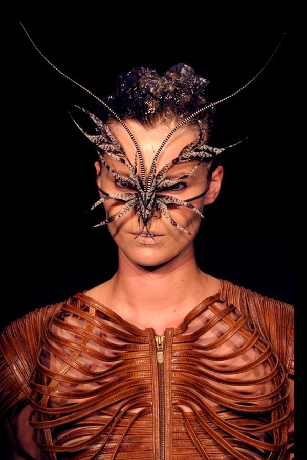 Carnival Mask, Iris Van Herpen, Cool Masks, Insect Art, Weird Fashion, Futuristic Fashion, Wasp, Fantasy Fashion, Costume Design