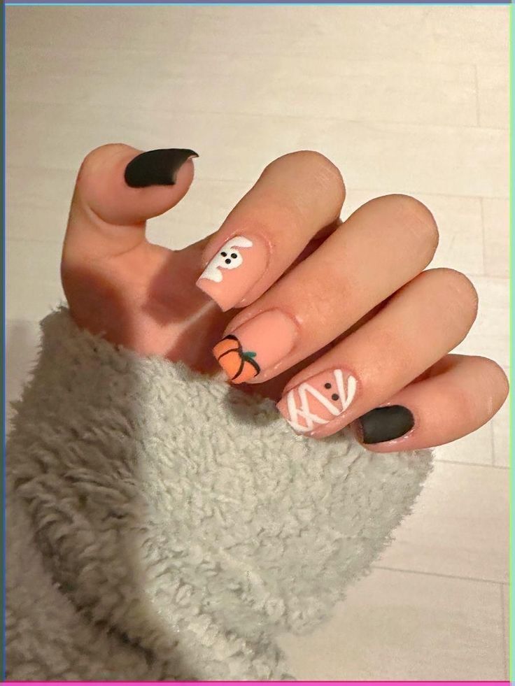 Halloween Nails Easy Simple Short, Scary Nails Short, Short Gel Nail Designs Halloween, Nails For Halloween Short, Extra Short Halloween Nails, Halloween Nail Inspo Short Nails, Short Acrylic Nails Designs Halloween, Simple Halloween Nails Short Square, Halloween Nails Ideas Short